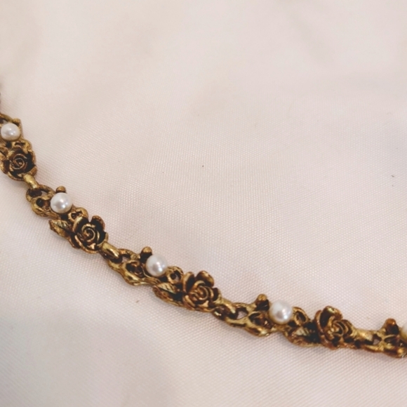Elegant Vintage Gold and Pearl Necklace With Roses - Picture 3 of 6